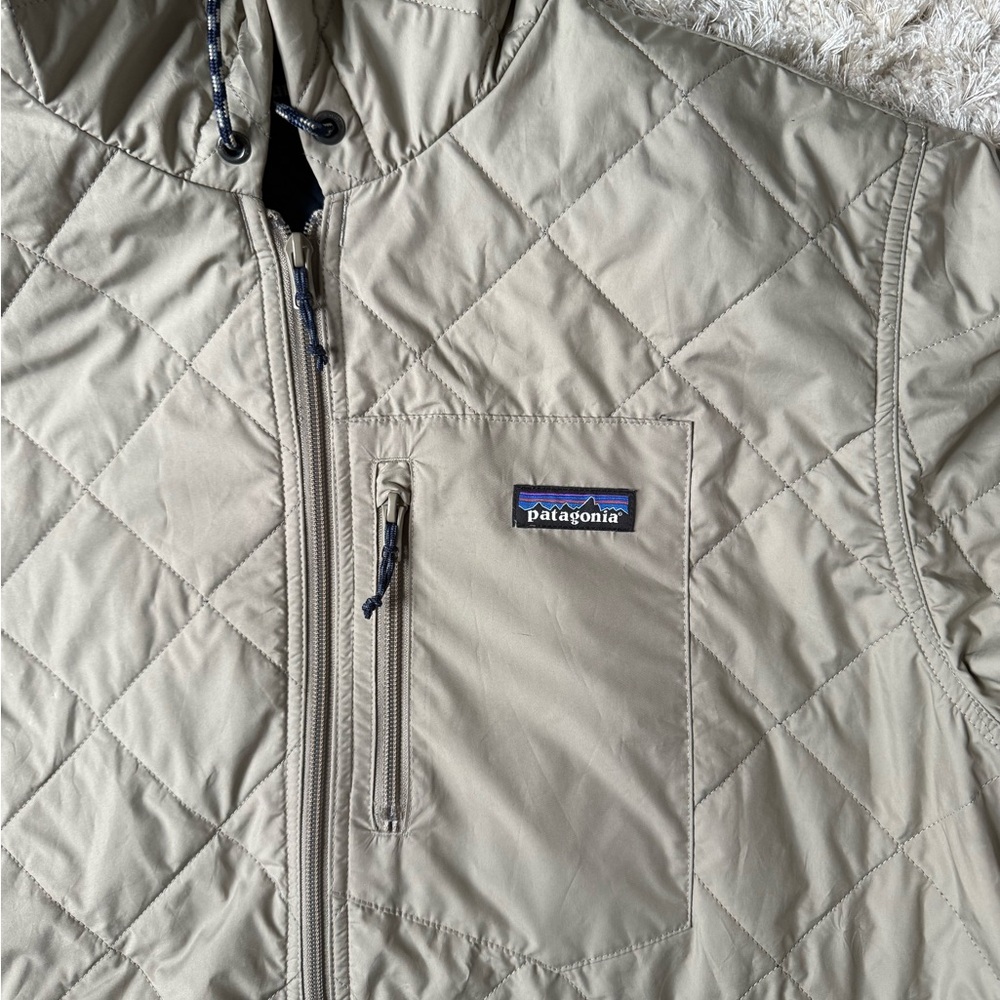 Diamond quilted light weight PATAGONIA jacket. Men’s size large tan and navy - Picture 10 of 12